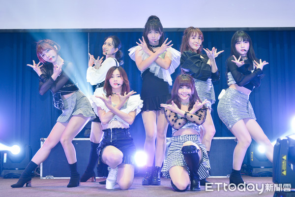 ▲▼「女團前輩」洪詩 站台力挺【L.C.G.勵齊女孩】<最初的心願>台北出道演唱會總彩。(圖/記者張一中攝) ▲勵齊女孩培訓一年終於出道。(圖/記者張一中攝)