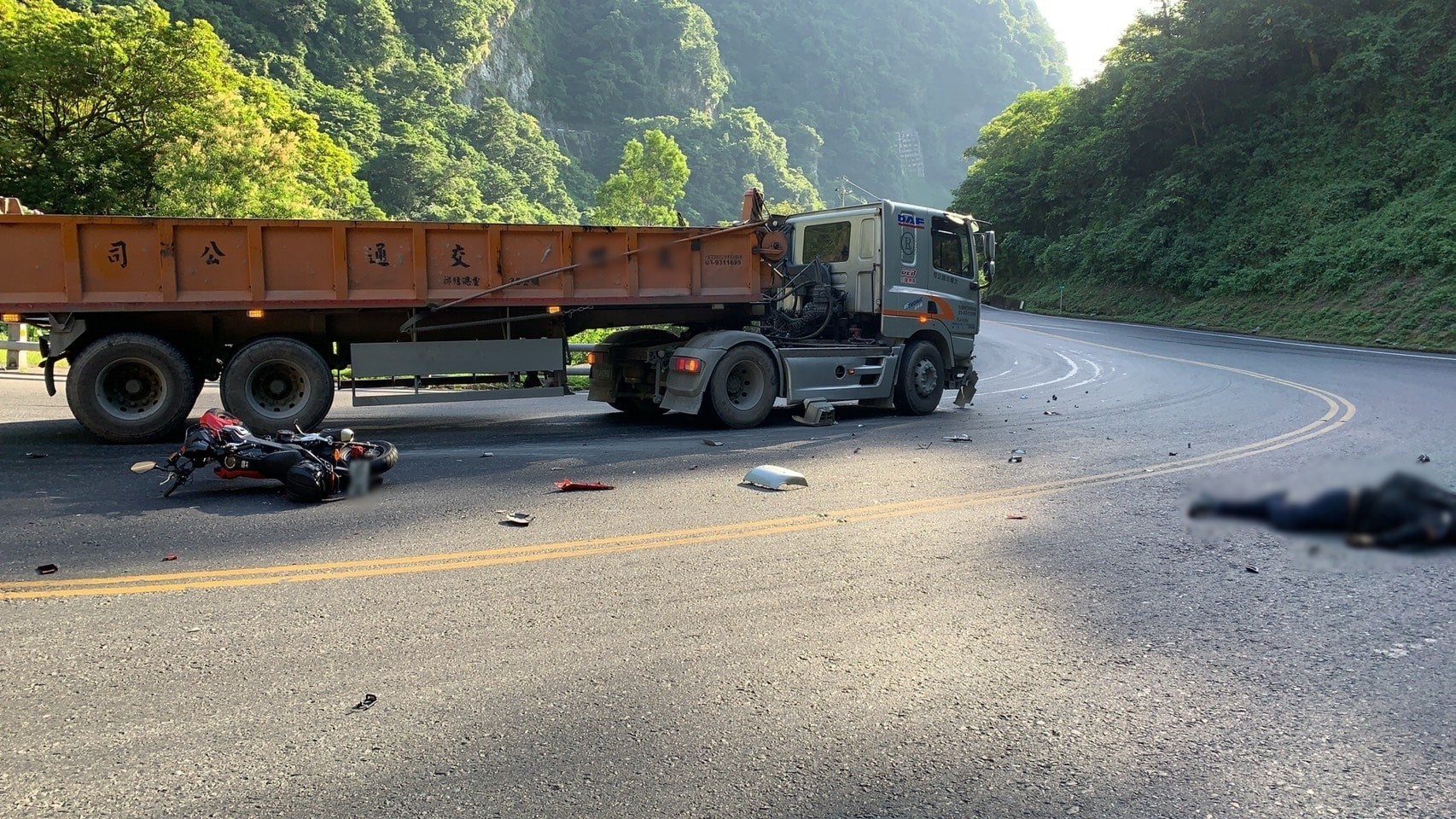 ▲▼宜蘭縣舊蘇花公路砂石車逆向超車，騎士遭撞飛。（圖／翻攝臉書粉專「蘇花公路即時路況」）