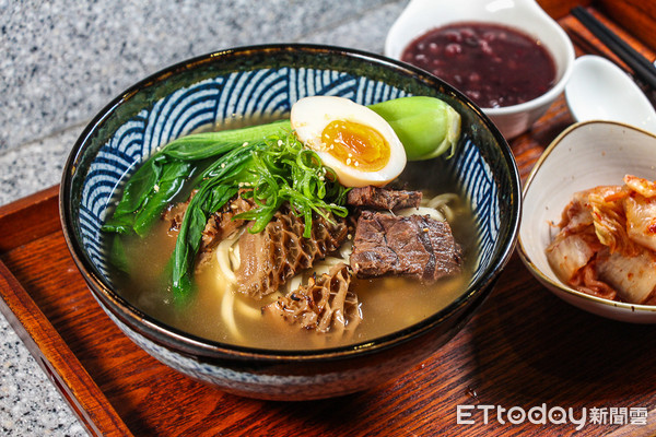 ▲TopFire頂焰精肉小酒館，牛肉麵。（圖／記者黃士原攝）