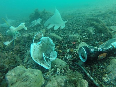 疫情讓自然環境變好？海洋垃圾口罩、手套遽增　慘變「口罩掩埋場」