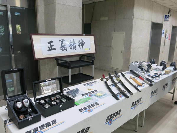 警方查扣不法現金、匾額、刀械等各項贓證物。(刑事局提供)