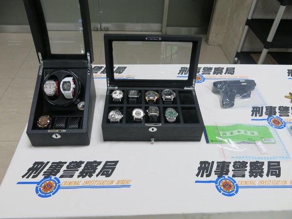 許嫌嗜好收藏勞力士、沛納海等名錶,市價超過千萬元。(刑事局提供)