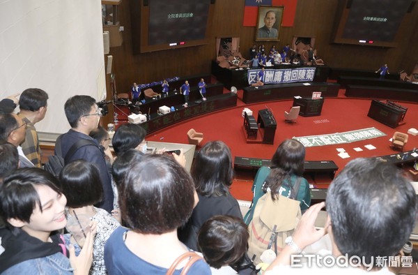 ▲▼民進黨立委到議場二樓媒體席調侃國民黨立委 並喊加油。(圖/記者屠惠剛攝) ▲▼民進黨立委到議場二樓媒體席調侃國民黨立委 並喊加油。(圖/記者屠惠剛攝)