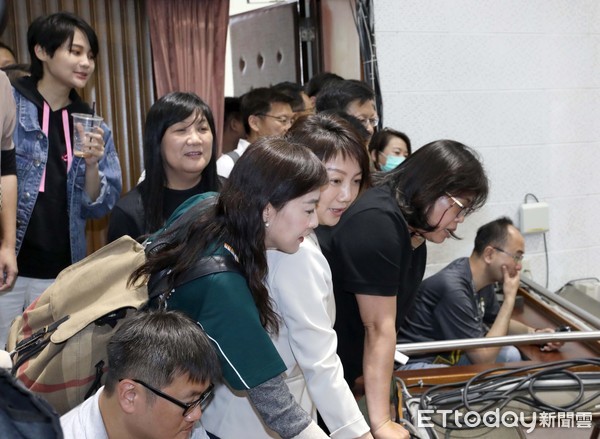 ▲▼民進黨立委到議場二樓媒體席調侃國民黨立委 並喊加油。(圖/記者屠惠剛攝) ▲▼民進黨立委到議場二樓媒體席調侃國民黨立委 並喊加油。(圖/記者屠惠剛攝)