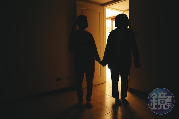 小阮與女兒庭庭皆遭到親人性侵害,讓母女2人對未來充滿不安。