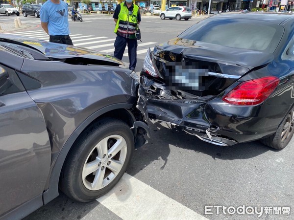 ▲台南市安平區中華西路二段、永華路口，30日中午發生一起自小客車追撞的死亡車禍，造成54歲蔡姓男子送醫不治，另3人受傷送醫。（圖／記者林悅翻攝，下同）