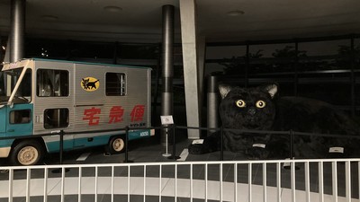 羽田宅急便「超巨大黑貓」　按壓鼻子還會吐週邊　但千萬不要晚上寄件