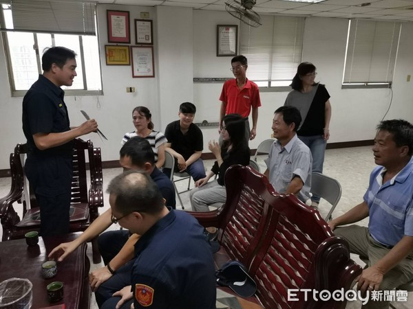 ▲台南市警歸仁分局派員至轄內太固實業、詠固有限公司等大型混凝土工廠進行交通安全宣導。(圖/記者林悅翻攝,下同) ▲台南市警歸仁分局派員至轄內太固實業、詠固有限公司等大型混凝土工廠進行交通安全宣導。(圖/記者林悅翻攝,下同)