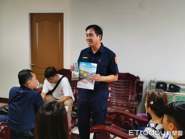 ▲台南市警歸仁分局派員至轄內太固實業、詠固有限公司等大型混凝土工廠進行交通安全宣導。(圖/記者林悅翻攝,下同) ▲台南市警歸仁分局派員至轄內太固實業、詠固有限公司等大型混凝土工廠進行交通安全宣導。(圖/記者林悅翻攝,下同)