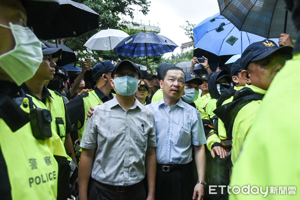 ▲機車族包圍公路總局爭路權，交通管理組交通管理科科長林天祿（左）出面接受陳情。（圖／記者林敬旻攝）