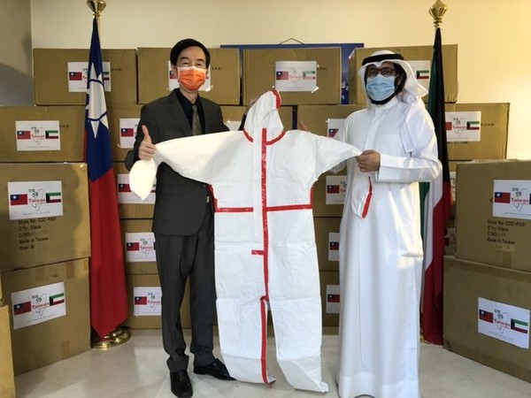 ▲駐科威特代表牟華瑋與科威特親王Dr. Salman Al-Sabah在捐贈儀式上合影。（翻攝自推特／Taiwan in Kuwait）