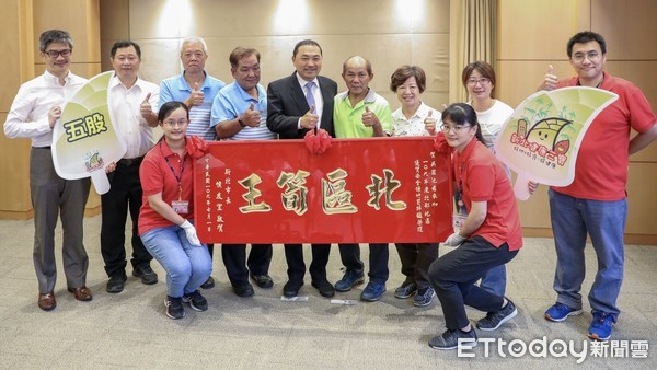 ▲ 新北表揚高學歷綠竹筍博士吳國池 蟬聯勇奪「北區筍王」殊榮。（圖／新北市農業局提供）