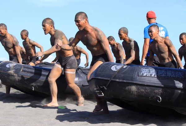 ▲▼海軍陸戰隊兩棲偵搜班操艇訓練。(圖/翻攝自Facebook/中華民國海軍陸戰隊) ▲▼海軍陸戰隊兩棲偵搜班操艇訓練。(圖/翻攝自Facebook/中華民國海軍陸戰隊)