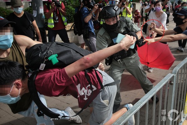 ▲男子在七一遊行中刺傷香港警察。（圖／香港01授權提供，請勿隨意翻攝，以免侵權）
