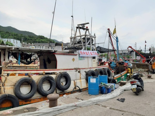 ▲▼「保護頭城釣魚台辦公室」3日傍晚發保釣布條，給宜蘭頭城大溪漁港漁船掛上，之後並指控海巡干擾布條才又拆下。（圖／讀者提供，下同）