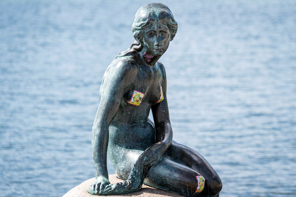 ▲▼丹麥哥本哈根小美人魚銅像遭塗鴉「種族主義魚」文字。（圖／路透）