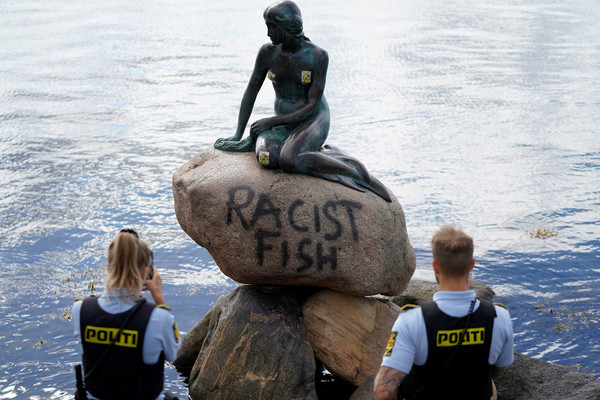 ▲▼丹麥哥本哈根小美人魚銅像遭塗鴉「種族主義魚」文字。（圖／路透）