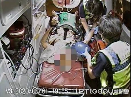 ▲救護人員緊急施以CPR並使用AED，老翁在推上救護車時恢復呼吸心跳。（圖／花蓮消防局提供，下同）