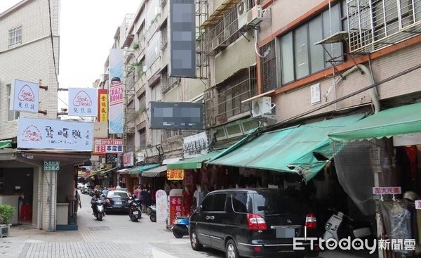 ▲桃園市中壢區中平路上某銀樓3日下午遭搶，警方在銀樓附近蒐證。（圖／記者沈繼昌翻攝）