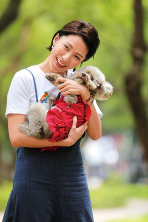 對於狗女兒噗噗今年初才熬過大手術，大牙十分心疼，拍攝時也不斷抱著牠，一舉一動盡顯寵愛。（攝影／施岳呈）