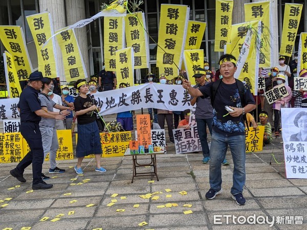 ▲▼彰化縣環境保護聯盟與鹿港「富麗大鎮」住戶，5日上午於縣府前廣場舉起字牌、撒冥紙抗議。（圖／彰化環境保護聯盟提供）