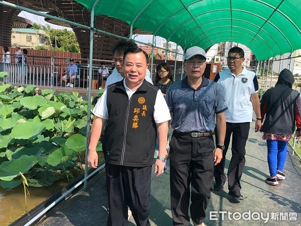 ▲桃園市議會議長邱奕勝也前來賞蓮共襄盛舉。（圖／記者楊熾興攝）