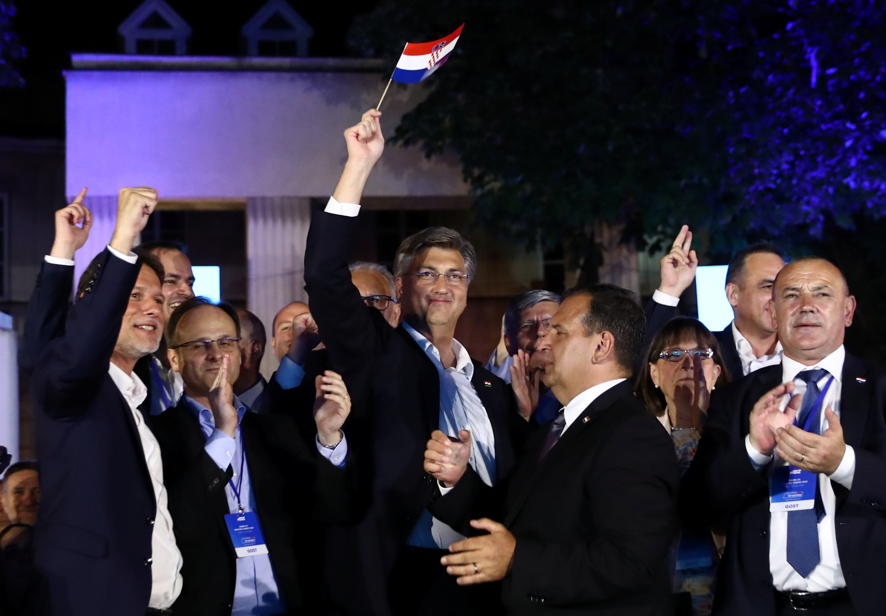 ▲▼克羅埃西亞總理及HDZ黨主席普蘭科維奇（Andrej Plenkovic），手舉國旗與同黨人士慶祝勝利。（圖／路透）