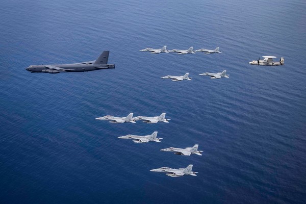 ▲美軍派遣航母、轟炸機至南海。（圖／翻攝自Facebook／U.S. Pacific Fleet）