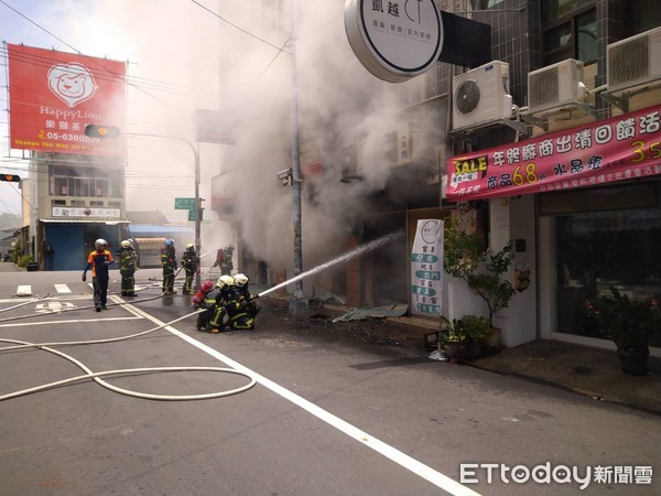 ▲虎尾光復路家早餐店發生火警燃燒面積範圍約60平方公尺，警消人員迅速於12點16分將火勢完全撲滅，現場無人員受傷。（圖／記者蔡佩旻翻攝）