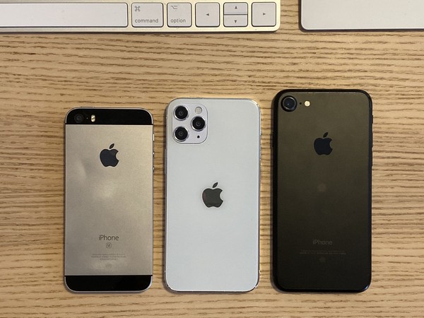 ▲▼5.4吋iPhone 12模型機與初代iPhone SE、iPhone 7的比較圖。（圖／翻攝自MacRumors Forums）