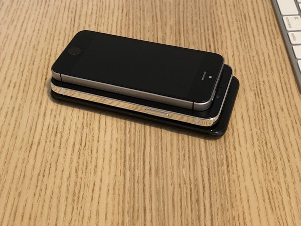 ▲▼5.4吋iPhone 12模型機與初代iPhone SE、iPhone 7的比較圖。（圖／翻攝自MacRumors Forums）