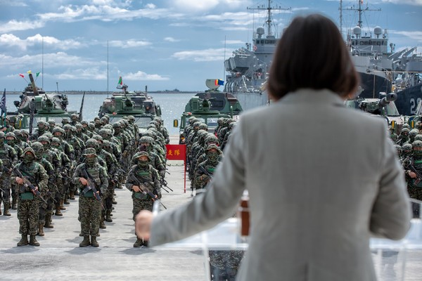 ▲蔡英文校閱海軍陸戰隊。（圖／翻攝蔡英文 Tsai Ing-wen臉書）