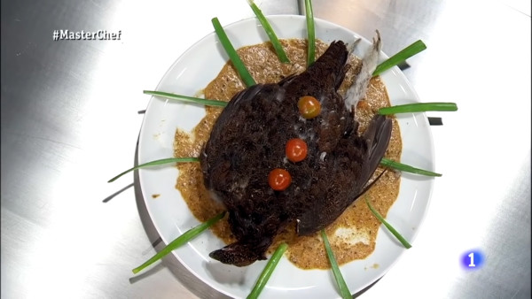 西班牙版《廚神當道》參賽者食材未處理直接端上桌（圖／翻攝自YouTube／MasterChef España）