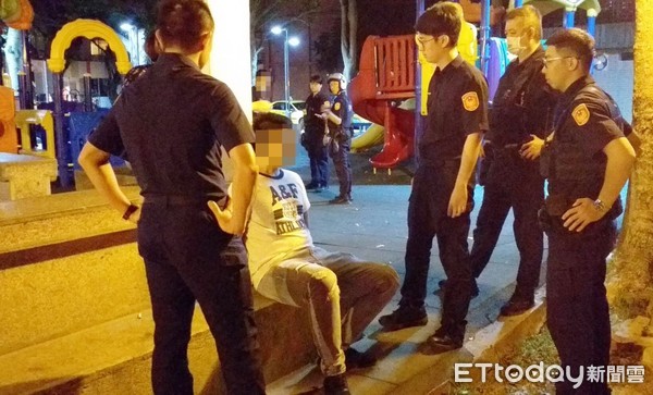 ▲桃園市桃園警分局5日深夜據報在泰昌三街某公園有人喧鬧叫囂，員警趕抵時，楊姓男子拔腿狂奔遭攔阻，員警查出是通緝在案。（圖／記者沈繼昌翻攝）