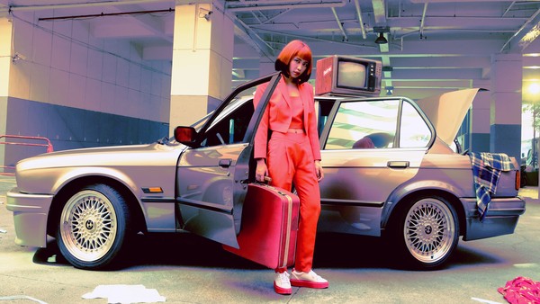 ▲▼李芷婷拍攝新歌MV。(圖/唯有音樂提供) ▲李芷婷親自提詞新歌。(圖/唯有音樂提供)