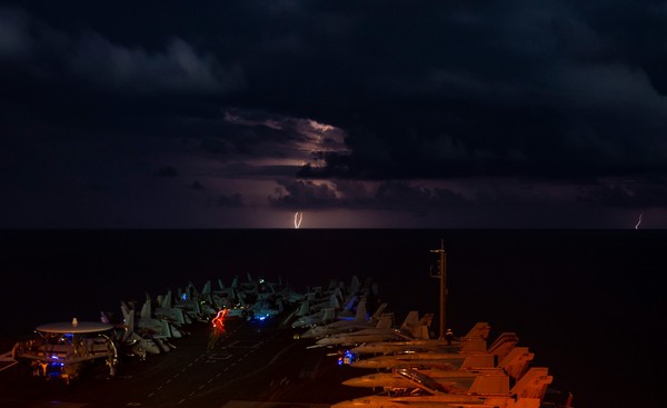 ▲▼美軍雙航母在南海表演了一整夜的「夜間起降」。（圖／取自USS Nimitz (CVN 68)臉書）