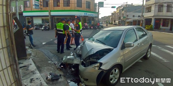 ▲林姓婦人超車不慎，失控撞上路邊加水機，造成車頭半毀，自己也送醫救治。（圖／記者黃孟珍翻攝）