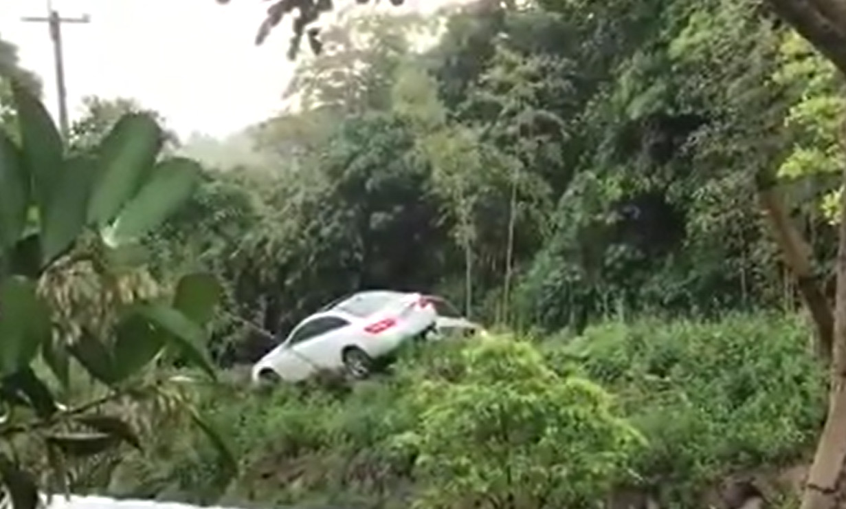 ▲▼情侶吵架，男竟開車將女友車撞落山溝。（圖／翻攝爆料公社）