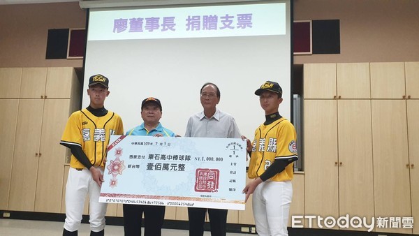 ▲廖敏雄捐贈一百萬給東石高中棒球隊。（圖／記者翁伊森攝）