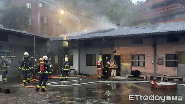 ▲ 瑞芳侯硐貓村民宅清晨大火 鄰居住戶倉皇逃生火勢竄燒到自己家。（圖／記者郭世賢翻攝）