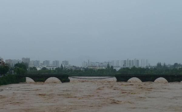 ▲▼黃山市鎮海橋被洪水沖毀。（圖／取自澎湃新聞）