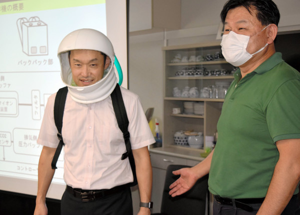 ▲群馬大學教授橋本誠司(左)與藤井雄作展示他們發明的「太空裝備級」口罩。（圖／翻攝自《朝日新聞》網站)