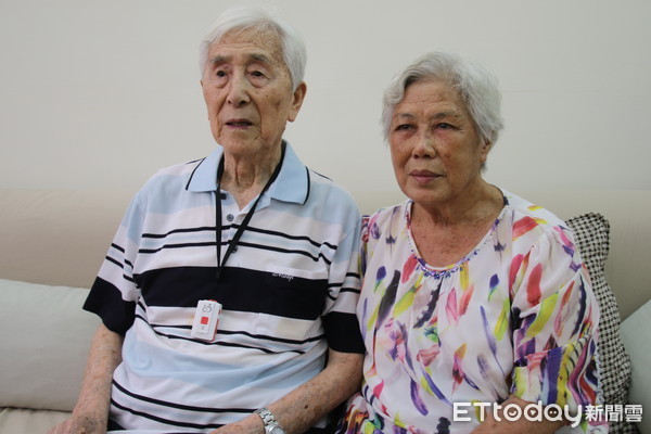 ▲▼ 高齡96歲的曹爺爺是台東縣第1位裝設縣府緊急救援連線服務的對象，今日適逢生日由縣長饒慶鈴陪同祝壽。（圖／記者楊鈞翻攝，下同）