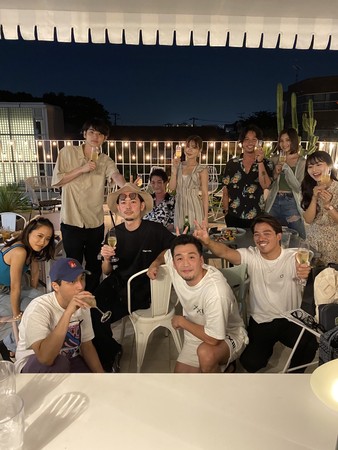 ▲新野俊幸上傳《雙層公寓：東京2019-2020》成員聚會照。（圖／翻攝自新野俊幸推特）