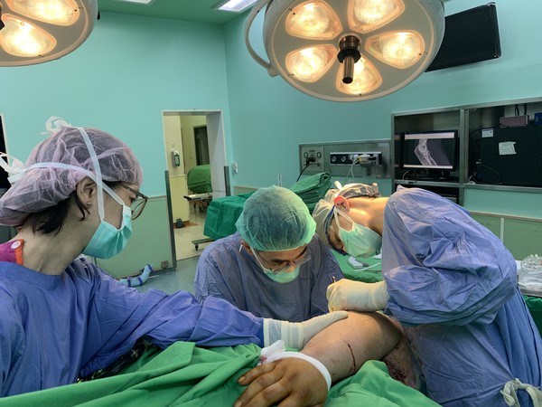 ▲▼手臂接回手術。(圖/小港醫院提供) ▲▼手臂接回手術。(圖/小港醫院提供)