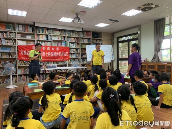 ▲南大學習列車開進台南柳營偏鄉小學，帶領新山國小及南大附小學童，親自訪問柳營在地的果醬男孩、火龍果達人及草菇阿嬤，過程精采逗趣。（圖／記者林悅翻攝，下同）