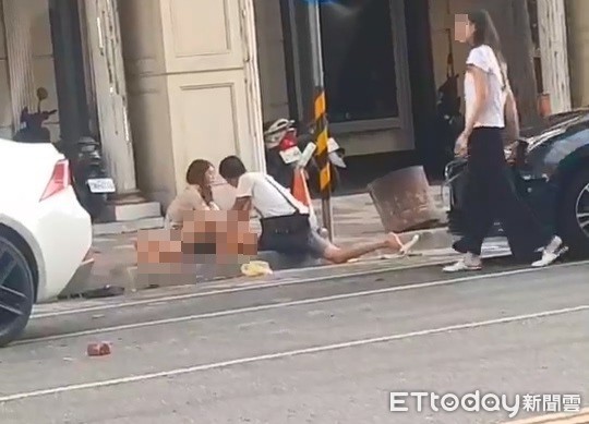 ▲高雄七賢路發生殺人案件，一名男子滿身血倒臥人行道，旁邊一名女伴嚇傻 。（圖／地方中心翻攝）