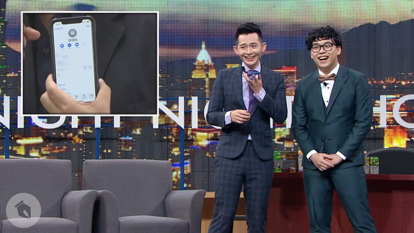 「博恩夜夜秀」主持人博恩去年11月曾在節目中撥打韓國瑜手機，邀韓上節目。（翻攝薩泰爾娛樂YouTube頻道）