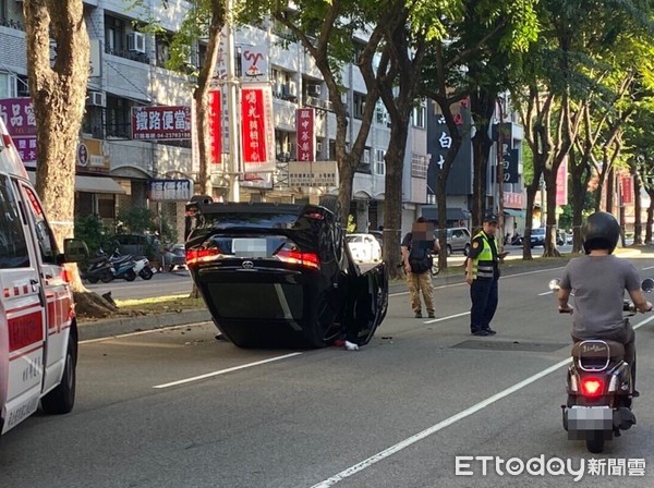 ▲▼男開車接手機，結果撞上中央分隔島後翻車。（圖／民眾提供）