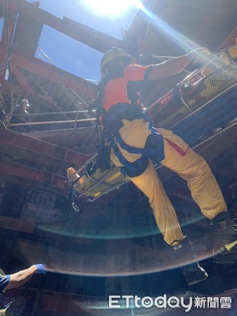 ▲台南市中西區發生新建大樓工安意外，1工人不慎從地下4樓墜落，消防人員搶救送醫。（圖／記者林悅翻攝，下同）